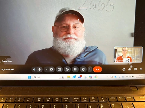 Erlend Loe p&aring; videolenke p&aring; PC-skjerm